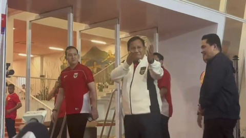 Presiden Republik Indonesia Prabowo Subianto, hadir langsung di Stadion Utama Gelora Bung Karno (GBK), Jakarta, untuk menyaksikan laga antara Timnas Indonesia melawan China, Kamis (5/6/2025) malam. Foto: Zamachsyari/kumparan
