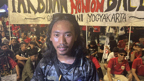 Perwakilan Garuda Wani, Mbois, membawa spanduk bertuliskan 'Takbiran ya nonton bal-balan' di kawasan GBK, Jakarta Pusat, Kamis (5/6/2025). Foto: Jonathan Devin/kumparan