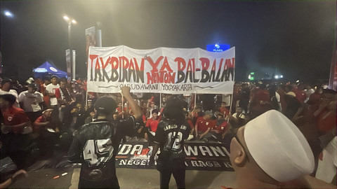 Perwakilan Garuda Wani, Mbois, membawa spanduk bertuliskan 'Takbiran ya nonton bal-balan' di kawasan GBK, Jakarta Pusat, Kamis (5/6/2025). Foto: Jonathan Devin/kumparan