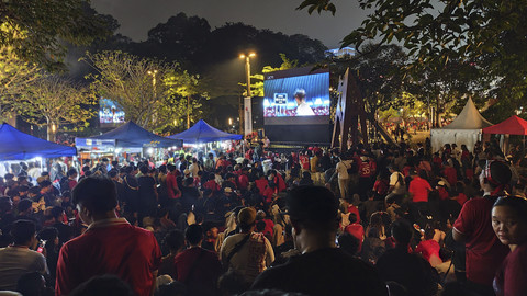 Suasana nobar laga Indonesia vs China di luar Stadion GBK, Jakarta Pusat, Kamis (5/6/2025). Foto: Jonathan Devin/kumparan