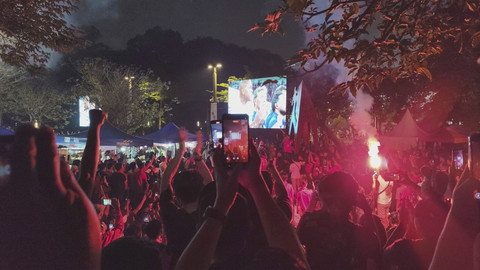 Suasana nobar laga Indonesia vs China di luar Stadion GBK, Jakarta Pusat, Kamis (5/6/2025). Foto: Jonathan Devin/kumparan