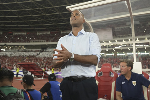 Pelatih Timnas Indonesia Patrick Kluivert (tengah) menyaksikan anak asuhnya sebelum bertanding pada pertandingan Kualifikasi Piala Dunia 2026 putaran ketiga Grup C melawan Timnas China di Stadion Utama Gelora Bung Karno, Jakarta, Kamis (5/6/2025). Foto: Fauzan/ANTARA FOTO