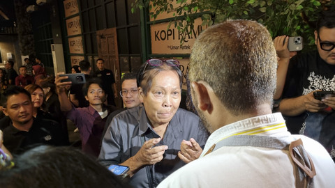 Salah satu penyintas bom Bali 2002, Chusnul Chotimah (baju biru) saat hadir di peluncuran 'Kopi Ramu' di Hedon Estate Surabaya, Selasa (3/6/2025). Foto: Farusma Okta Verdian/kumparan