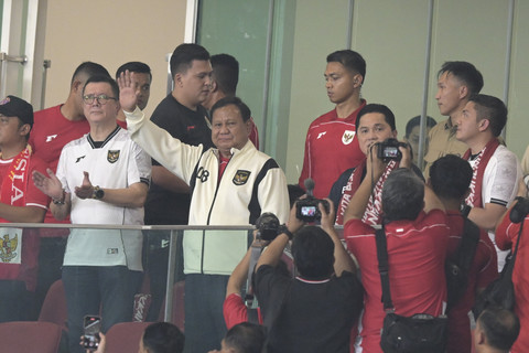 Presiden Prabowo Subianto didampingi Ketua PSSI Erick Thohir melambaikan tangannya saat memberikan dukungan untuk Timnas Indonesia pada pertandingan Kualifikasi Piala Dunia 2026 di Stadion Utama Gelora Bung Karno, Kamis (5/6/2025). Foto: Fauzan/ANTARA FOTO