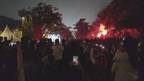 Suasana suporter Timnas Indonesia saat gol pertama melawan China di luar lapangan GBK, Jakarta Pusat, Kamis (5/6/2025). Foto: Jonathan Devin/kumparan