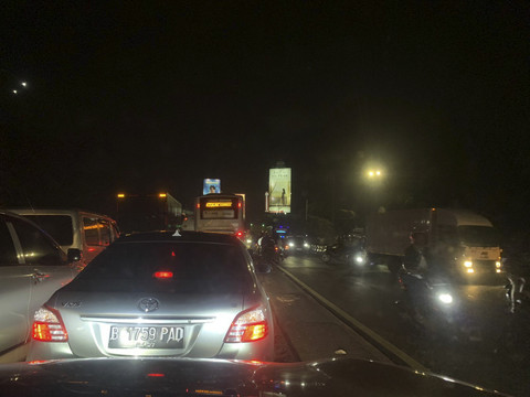 Macet parah di perempatan Pasar Ciawi arah Sukabumi hingga pengendara motor nekat terbos pembatas jalan pada Kamis (5/6/2025). Foto: Mirsan Simamora/kumparan