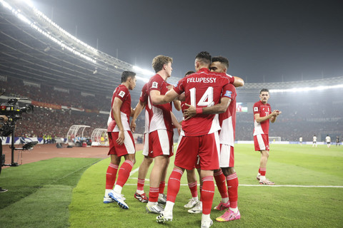 Pemain Timnas Indonesia Ole Lennard Romenij bersama tim melakukan selebrasi usai mencetak gol pada pertandingan kualifikasi Piala Dunia 2026 antara Indonesia vs China di Stadion Gelora Bung Karno di Jakarta, Kamis (5/6/2025). Foto: Aditia Noviansyah/kumparan