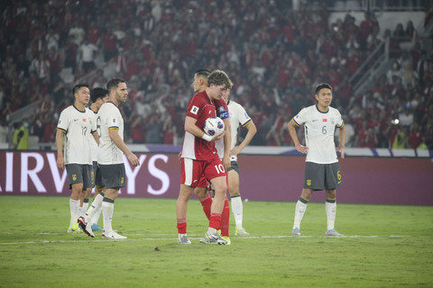 Pemain Timnas Indonesia Ole Lennard Romenij bersiap mengeksekusi penalti pada pertandingan kualifikasi Piala Dunia 2026 antara Indonesia vs China di Stadion Gel... </div>
<div class=