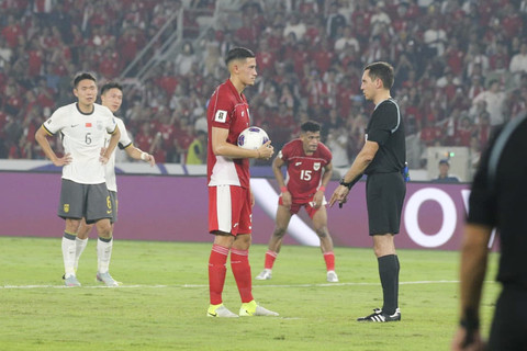 Pemain Timnas Indonesia Jay Idzes sebelum penalti pada pertandingan kualifikasi Piala Dunia 2026 antara Indonesia vs China di Stadion Gelora Bung Karno di Jakarta, Kamis (5/6/2025). Foto: Aditia Noviansyah/kumparan