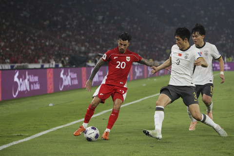 Pemain Timnas Indonesia Stefano Lilipaly berduel dengan pemain China Wei Zhen pada pertandingan kualifikasi Piala Dunia 2026 antara Indonesia vs China di Stadion Gelora Bung Karno di Jakarta, Kamis (5/6/2025). Foto: Aditia Noviansyah/kumparan