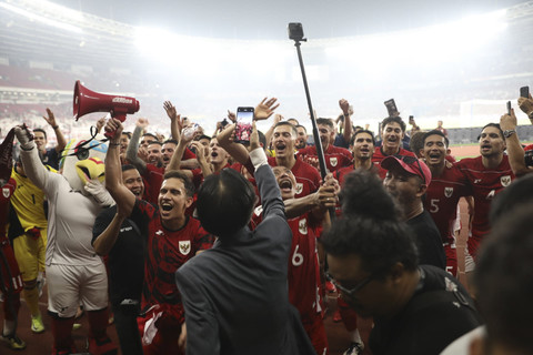 Pemain Timnas Indonesia merayakan kemenangan bersama suporter pada pertandingan kualifikasi Piala Dunia 2026 antara Indonesia vs China di Stadion Gelora Bung Karno di Jakarta, Kamis (5/6/2025). Foto: Adita Noviansyah/kumparan