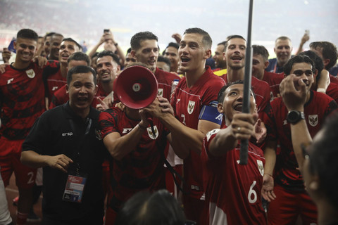 Pemain Timnas Indonesia merayakan kemenangan bersama suporter pada pertandingan kualifikasi Piala Dunia 2026 antara Indonesia vs China di Stadion Gelora Bung Karno di Jakarta, Kamis (5/6/2025). Foto: Adita Noviansyah/kumparan