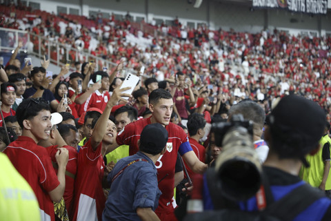 Pemain Timnas Indonesia merayakan kemenangan bersama suporter pada pertandingan kualifikasi Piala Dunia 2026 antara Indonesia vs China di Stadion Gelora Bung Karno di... </div>
<div class=