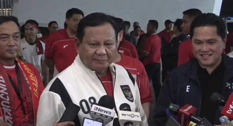 Presiden Republik Indonesia Prabowo Subianto usai menonton laga Indonesia vs China di Stadion Utama Gelora Bung Karno (SUGBK), Jakarta Pusat, Kamis (5/6/2025) malam. Foto: Zamachsyari/kumparan