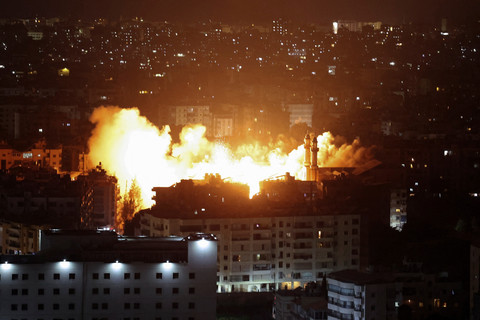 Israel menyerang Beirut pada Kamis (5/6) malam, mereka menyebut menyerang tempat perakitan drone milik Hizbullah yang berada di bawah tanah. Foto: Mohamed Azakir/REUTERS