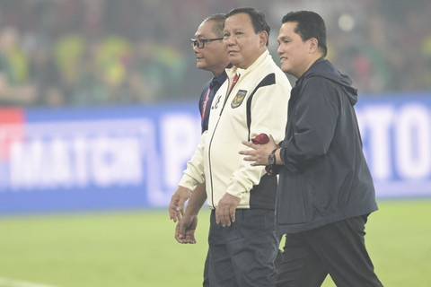 Presiden Prabowo Subianto (tengah) didampingi Ketua Umum PSSI Erick Thohir menyapa para pemain usai melawan Timnas China pada laga Kualifikasi Piala Dunia 2026 putaran ketiga Grup C di Stadion Utama Gelora Bung Karno, Jakarta, Kamis (5/6/2025). Foto: Bayu Pratama S/ANTARA FOTO