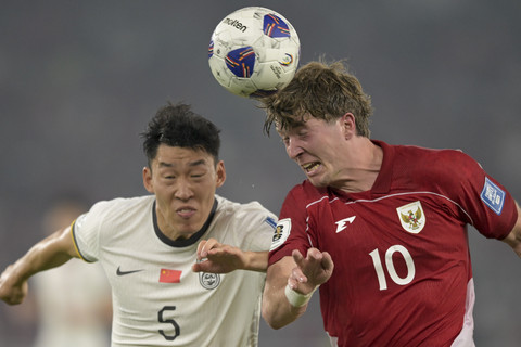 Pemain Timnas Indonesia Ole Lennard Romenij berebut bola dengan pemain Timnas China Zhu Chenjie pada pertandingan Kualifikasi Piala Dunia 2026 putaran ketiga Grup C di Stadion Utama Gelora Bung Karno, Jakarta, Kamis (5/6/2025). Foto: Fauzan/ANTARA FOTO