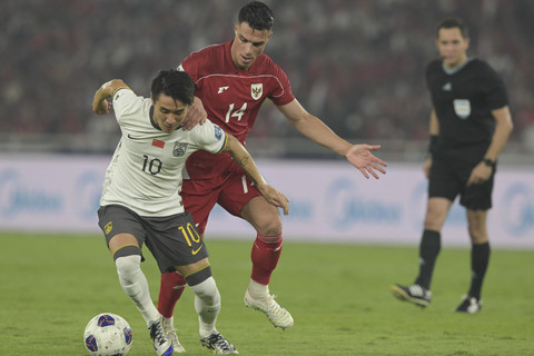 Pemain Timnas Indonesia Joey Pelupessy (tengah) berebut bola dengan pemain Timnas China Wei Shihao (kiri) pada pertandingan Kualifikasi Piala Dunia 2026 putaran ketiga Grup C di Stadion Utama Gelora Bung Karno, Jakarta, Kamis (5/6/2025). Foto: Bayu Pratama S/ANTARA FOTO