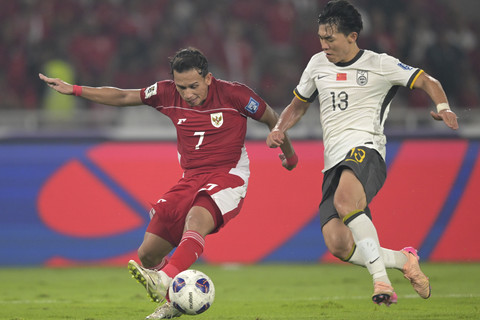 Pemain Timnas Indonesia Egy Maulana Fikri (kiri) berusaha melewati pemain Timnas China Hu Hetao (kanan) pada pertandingan Kualifikasi Piala Dunia 2026 putaran ketiga Grup C di Stadion Utama Gelora Bung Karno, Jakarta, Kamis (5/6/2025). Foto: Fauzan/ANTARA FOTO