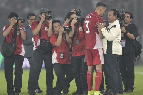 Presiden Prabowo Subianto menyalami pesepak bola Timnas Indonesia Jays Noah Idzes usai pertnadingan melawan Timnas China pada laga Kualifikasi Piala Dunia 2026 putaran ketiga Grup C di Stadion Utama Gelora Bung Karno, Jakarta, Kamis (5/6/2025). Foto: Fauzan/ANTARA FOTO
