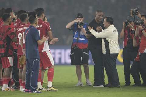 Presiden Prabowo Subianto (kanan) menyalami Pelatih Timnas Indonesia Patrick Kluivert usai pertnadingan melawan Timnas China pada laga Kualifikasi Piala Dunia 2026 putaran ketiga Grup C di Stadion Utama Gelora Bung Karno, Jakarta, Kamis (5/6/2025). Foto: Fauzan/ANTARA FOTO