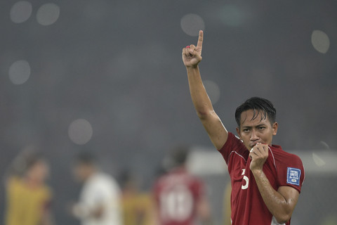 Pemain Timnas Indonesia Beckham Putra Nugraha mencium logo Garuda pada kausnya usai melawan Timnas China pada pertandingan Kualifikasi Piala Dunia 2026 putaran ketiga Grup C di Stadion Utama Gelora Bung Karno, Jakarta, Kamis (5/6/2025). Foto: Fauzan/ANTARA FOTO