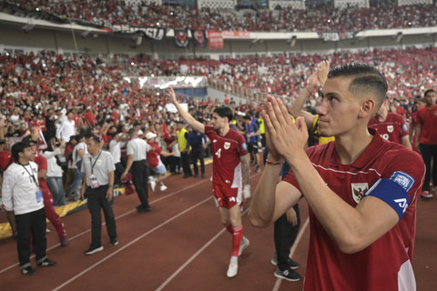 Pemain Timnas Indonesia Jays Noah Idzes (kanan) menyapa suporter Indonesia usai pertandingan melawan Timnas China pada laga Kualifikasi Piala Dunia 2026 putaran ketiga Grup C di Stadion Utama Gelora Bung Karno, Jakarta, Kamis (5/6/2025). Foto: Fauzan/ANTARA FOTO
