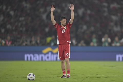 Pemain Timnas Indonesia Thom Jan Haye bersiap mengambil tendangan bebas pada pertandingan Kualifikasi Piala Dunia 2026 putaran ketiga Grup C melawan Timnas China  di Stadion Utama Gelora Bung Karno, Jakarta, Kamis (5/6/2025). Foto: Bayu Pratama S/ANTARA FOTO