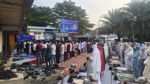 Umat Muslim melaksanakan Salat Idul Adha di halaman Gedung PP Muhammadiyah, Menteng Jakarta Pusat, Jumat (6/6/2025). Foto: Thomas Bosco/kumparan