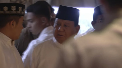Presiden Republik Indonesia Prabowo Subianto tiba untuk melaksanakan Salat Idul Adha di Masjid Istiqlal, Jakarta, Jumat (6/6/2025). Foto: Zamachsyari/kumparan