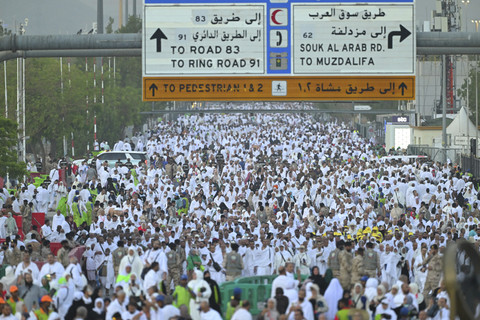 Umat Islam memadati Jabal Rahmah saat melaksanakan Wukuf di Arafah, Makkah, Arab Saudi, Kamis (5/6/2025). Foto: Saudi Press Agency/Handout via REUTERS