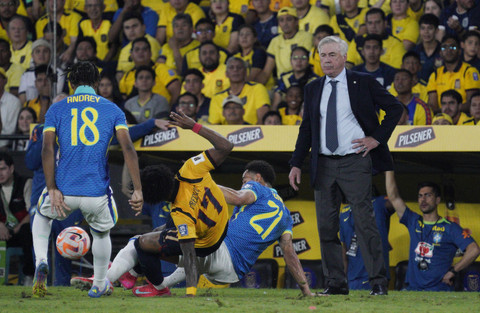 Pelatih Timnas Brasil Carlo Ancelotti menyaksikan anak asuhannya bertanding melawan Timnas Ekuador dalam pertandingan Kualifikasi Piala Dunia 2026 zona CONMEBOL di Monumental Banco Pichincha, Guayas, Ekuador, Kamis (5/6/2025). Foto: Santiago Arcos/REUTERS