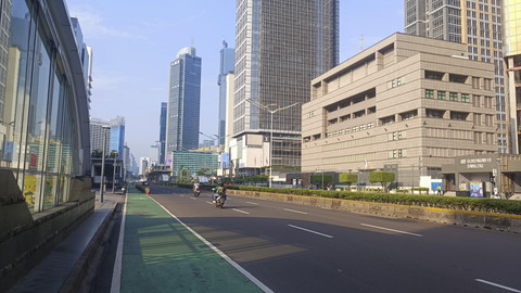 Sejumlah kendaraan melintas saat libur Hari Raya Idul Adha di Jalan Sudirman, Jakarta, Jumat (6/5/2025). Foto: Thomas Bosco/kumparan