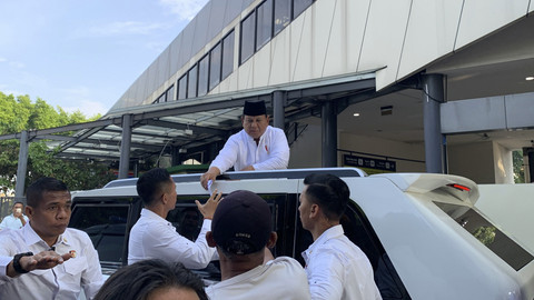 Presiden Prabowo membagikan THR ke warga dari kendaraannya usai melaksanakan Salat Idul Adha di Masjid Istiqlal, Jakarta, Jumat (6/6/2025). Foto: Zamachsyari/kumparan