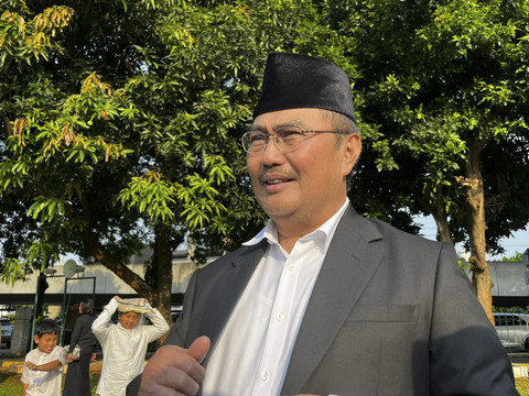 Ketua Yayasan Al Azhar Jimly Asshiddiqie menjawab pertanyaan wartawan saat ditemui usai Salat Idul Adha di Masjid Al-Azhar, Jakarta, Jumat (6/6/2025). Foto: Rayyan Farhansyah/kumparan