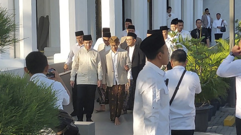 Wapres Gibran Rakabuming Raka, melaksanakan Salat Idul Adha bersama keluarga di Masjid Raya Sheikh... </div>
<div class=