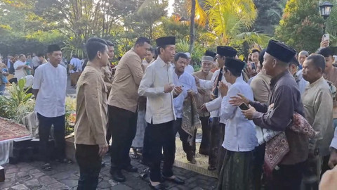 Jokowi laksanakan salat Idul Adha di halaman Graha Saba Buana, Kota Solo, Jumat (6/6/2025). Foto: kumparan