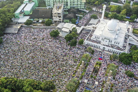 Foto udara umat Islam melaksanakan salat Idul Adha 1446 H di Masjid Agung Al Azhar, Jakarta, Jumat (6/6/2025). Foto: Sulthony Hasanuddin/ANTARA FOTO