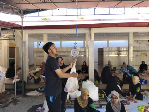 Potret penyembelihan dan pembagian hewan kurban di Masjid Gedhe Kauman Kota Yogyakarta, Jumat (6/6/2025). Foto: Arfiansyah Panji Purnandaru/kumparan