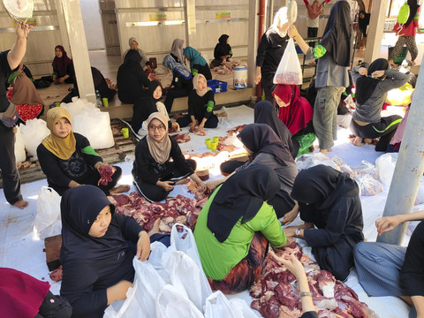 Potret penyembelihan dan pembagian hewan kurban di Masjid Gedhe Kauman Kota Yogyakarta, Jumat (6/6/2025). Foto: Arfiansyah Panji Purnandaru/kumparan