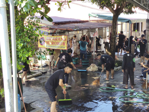 Potret penyembelihan dan pembagian hewan kurban di Masjid Gedhe Kauman Kota Yogyakarta, Jumat (6/6/2025). Foto: Arfiansyah Panji Purnandaru/kumparan