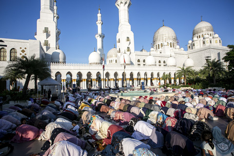 Umat Islam melaksanakan shalat Idul Adha 1446 H di Masjid Raya Sheikh Zayed, Solo, Jawa Tengah, Jumat (6/6/2025). Foto: Mohammad Ayudha/ANTARA FOTO