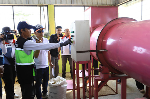 Suyitno Local Heros dari Desa Mernek menjelaskan inovasi Pinky Rudal yang berhasil mengatasi ketergantungan cuaca dalam pengeringan gabah. Dengan alat tersebut pengering gabah menggunakan tenaga hibrida elpiji Bright Gas dan energi surya. Foto: Dok. Pertamina