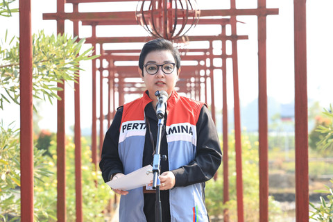 Wakil Bupati Cilacap, Ammy Amalia Fatma Surya memberikan sambutan dalam acara Hari Lingkungan Hidup Sedunia yang diselenggarakan di Desa Energi Berdikari (EDB) Mernek Jeneg, Cilacap, Jawa Tengah, (04/06/2025). Foto: Dok. Pertamina