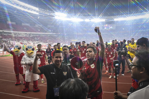 Sejumlah pesepak bola Timnas Indonesia menyapa suporter Indonesia usai pertandingan melawan Timnas China pada laga kualifikasi Piala Dunia 2026 putaran ketiga Grup C di Stadion Utama Gelora Bung Karno, Jakarta, Kamis (5/6/2025). Foto: Bayu Pratama S/ANTARA FOTO