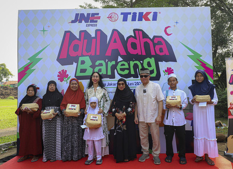 Direktur Utama TIKI, Yulina Hastuti (keempat kiri) saat acara 'TIKI-JNE Idul Adha Bareng' di Yayasan Taman Yatim Piatu Tuna Netra (YATUNA), Jakarta, Jumat (6/6/2025).  Foto: Iqbal Firdaus/kumparan