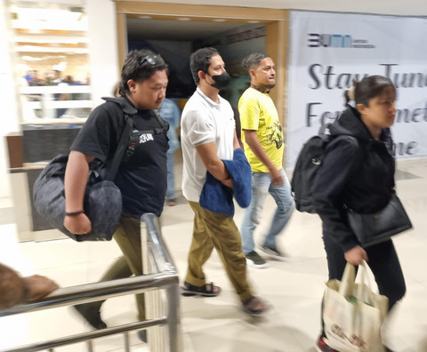 Eks Kapolres Ngada, AKBP Fajar Widyadharma Lukman Sumaatmaja, di bandara El Tari Penfui Kupang, pukul 06.05 WITA, Kamis (5/6/2025). Dok: Ist