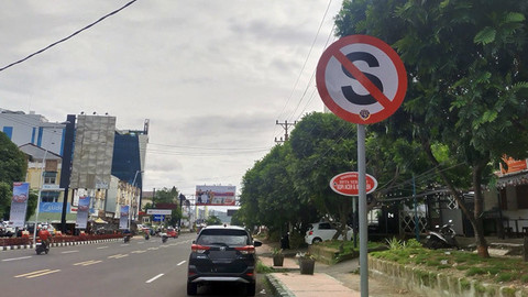 Ilustrasi kendaraan parkir sembarangan.