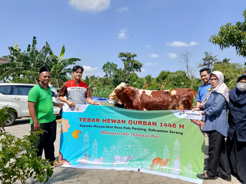 Pertamina salurkan hewan kurban di Desa Pulo Panjang, Serang dalam memperingati Idul Adha 1446 H/2025. Foto: Dok. Pertamina