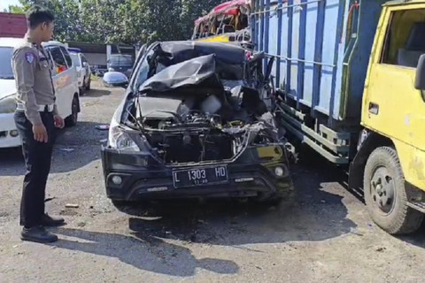 Mobil Toyota Innova yang kecelakaan di jalan Tol Jombang-Mojokerto, Jawa Timur. Foto: ANTARA/ HO-Polres Jombang
